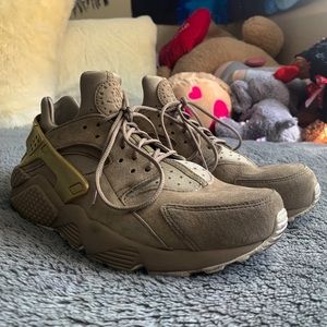 Nike Gold Huaraches (MEN’S)